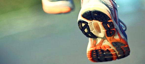 In Punkto Dämpfung und Kontrolle zeigen klassische Laufschuhe deutliche Unterschiede zu Barfußschuhen