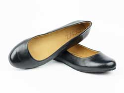 Das Modell Qarma, eine Barfuss-Ballerina von ZAQQ, die modisch zu jedem edlen Outfit passt