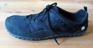 Der nimbleToes hier von der Außenseite zu sehen: Ein tiefschwarzer Sport-Barfußschuh aus eng genähtem Meshgewebe