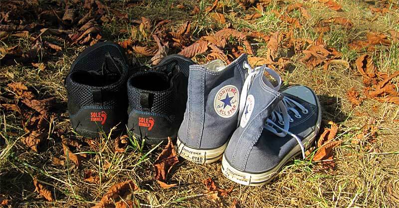 Links: Barfußschuhe von Sole Runner, rechts: knöchelhohe Chucks in blau von Converse