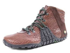 Ein halbhoher Wanderschuh aus braunem Leder mit schwarzer Sohle und schwarzen Schnürsenkeln