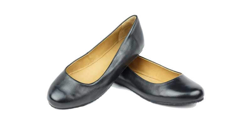 ZAQQ QARMA ist eine Ballerina mit einem schwarzen, edlen wirkenden Nappaleder und einem ockerfarbenen Innenfutter aus Glattleder