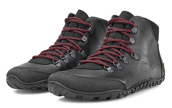 Wandertoes von Joe Nimble mit schwarzem Leder und roten Schürsenkeln