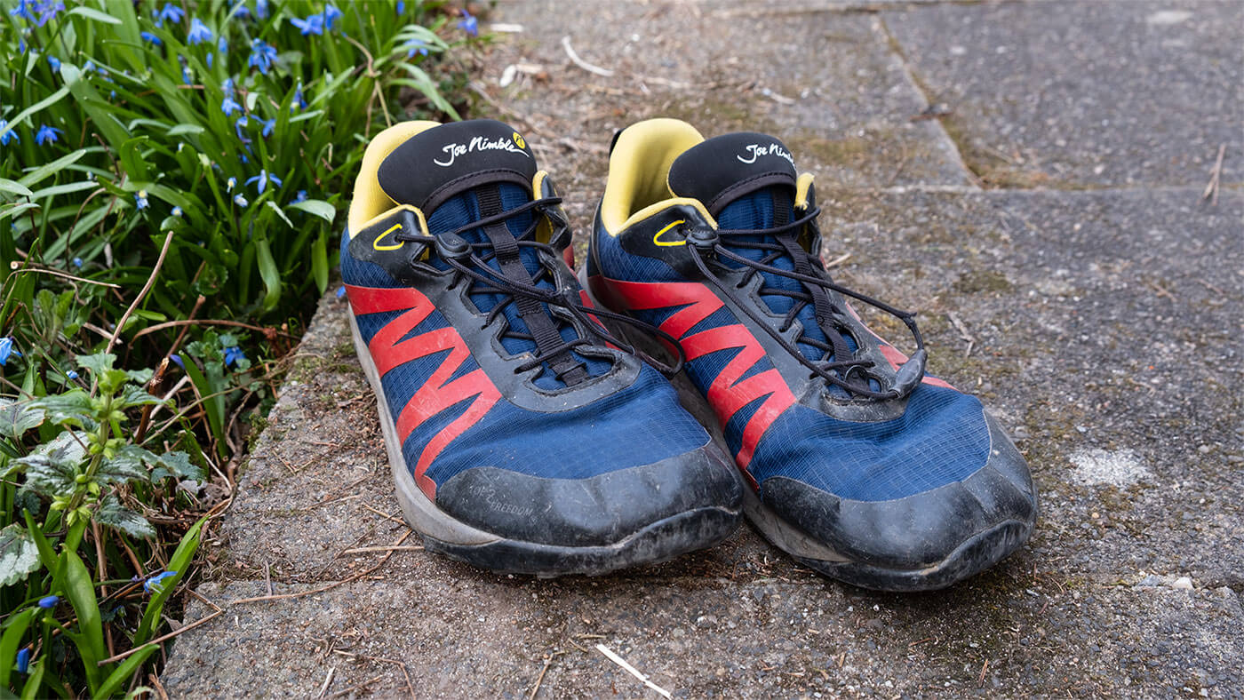 Der nimbleToes Trail addict in mit blauem Meshgewebe als Obermaterial verziert mit roten Streifen - unser Testschuh